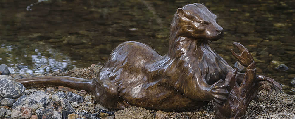 Bronze sculpture of otter with crab by Mairi Hunt